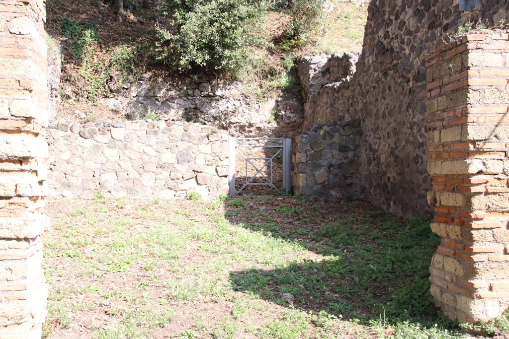 HGE26 Pompeii. October 2023. Looking east through entrance doorway. Photo courtesy of Klaus Heese.