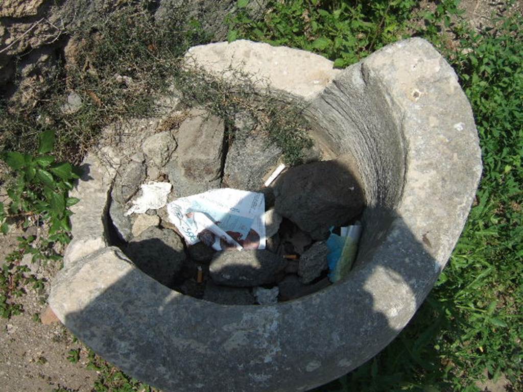 HGE33 Pompeii. May 2006. Circular stone pot next to south side.