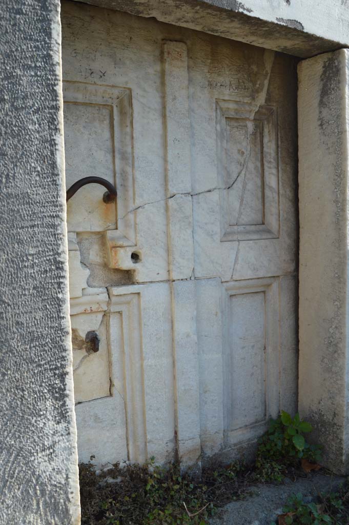 HGE34 Pompeii. October 2017. Detail of west side of doorway and door surround.
Foto Taylor Lauritsen, ERC Grant 681269 DÉCOR.

