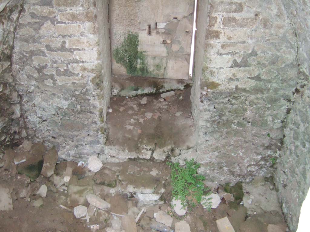 HGE34 Pompeii. May 2006. Steps into tomb behind marble door.