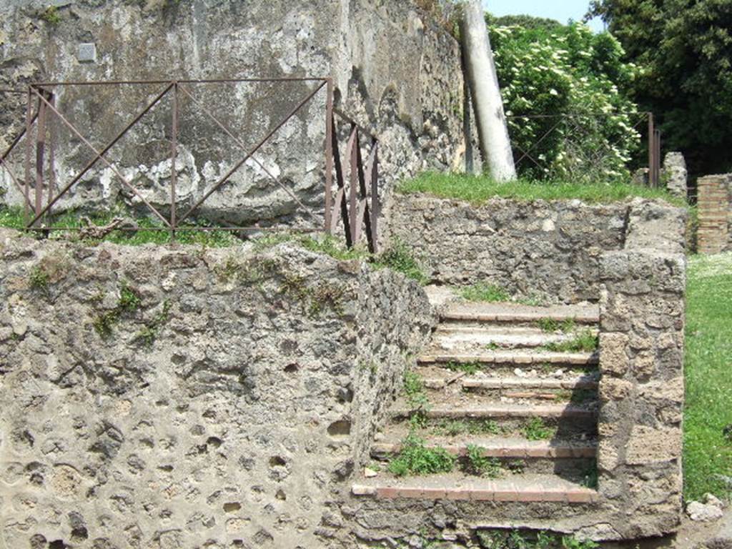 HGE38 Pompeii. May 2006. Looking north with steps up from Via dei Sepolcri.