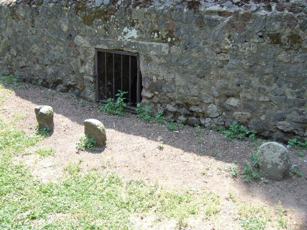 HGE39 Pompeii. May 2006. Cippi in front of doorway in north wall.