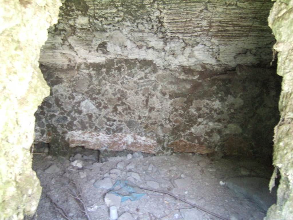 HGE39 Pompeii. May 2006. Looking through doorway into tomb.