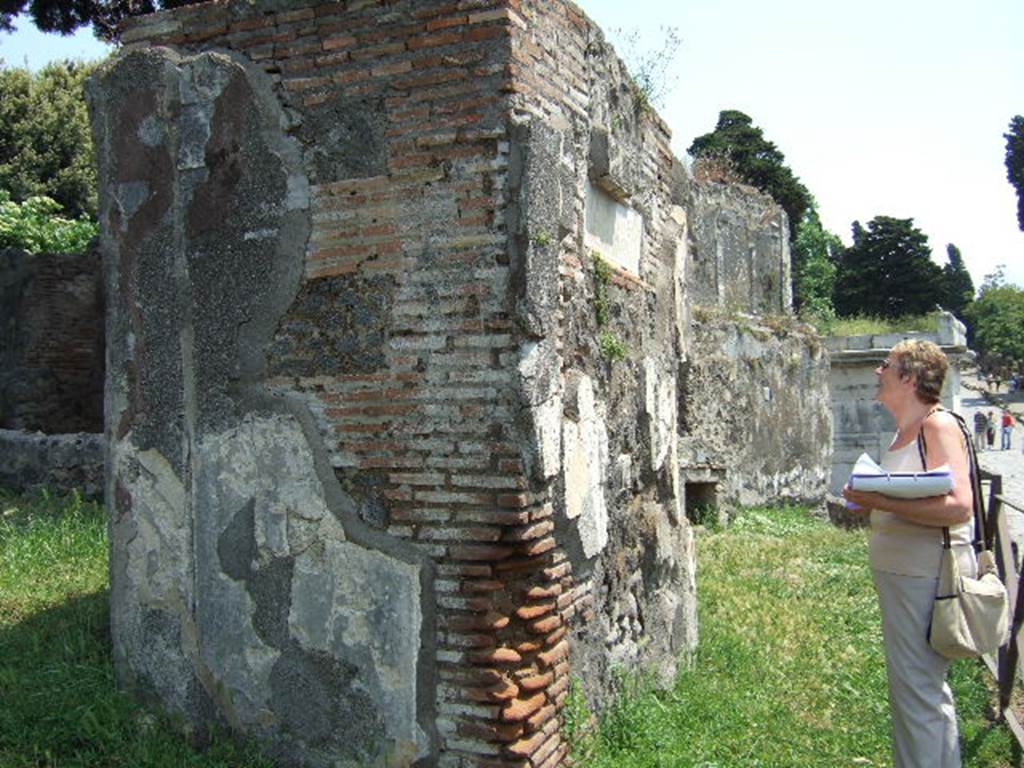 HGE42 Pompeii. May 2006. North and west sides of tomb.
