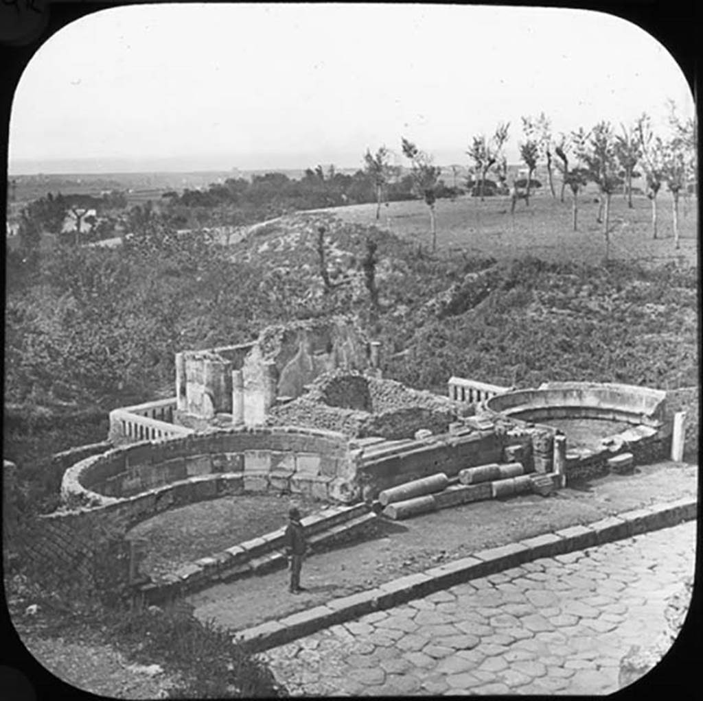 HGW02-4 Pompeii, with HGW02, on left behind the figure. Looking north-west.
Photo by permission of the Institute of Archaeology, University of Oxford. File name instarchbx208im 031. Source ID. 44357.
