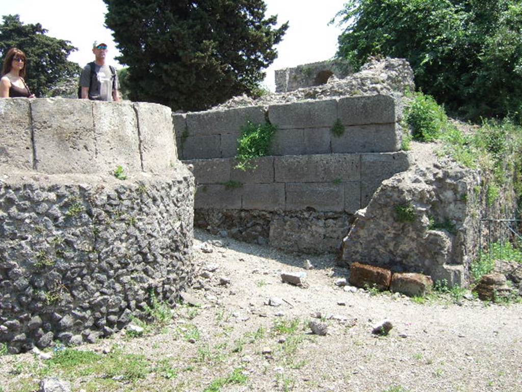 HGW03 Pompeii. May 2006. Looking across to rear of tomb from enclosure at rear of HGW04.