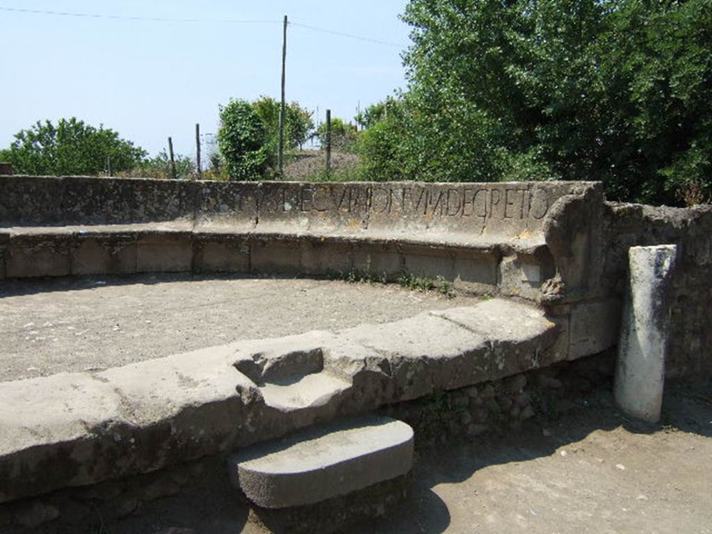 HGW04 Pompeii. May 2006. North end of schola tomb of Mamia.  