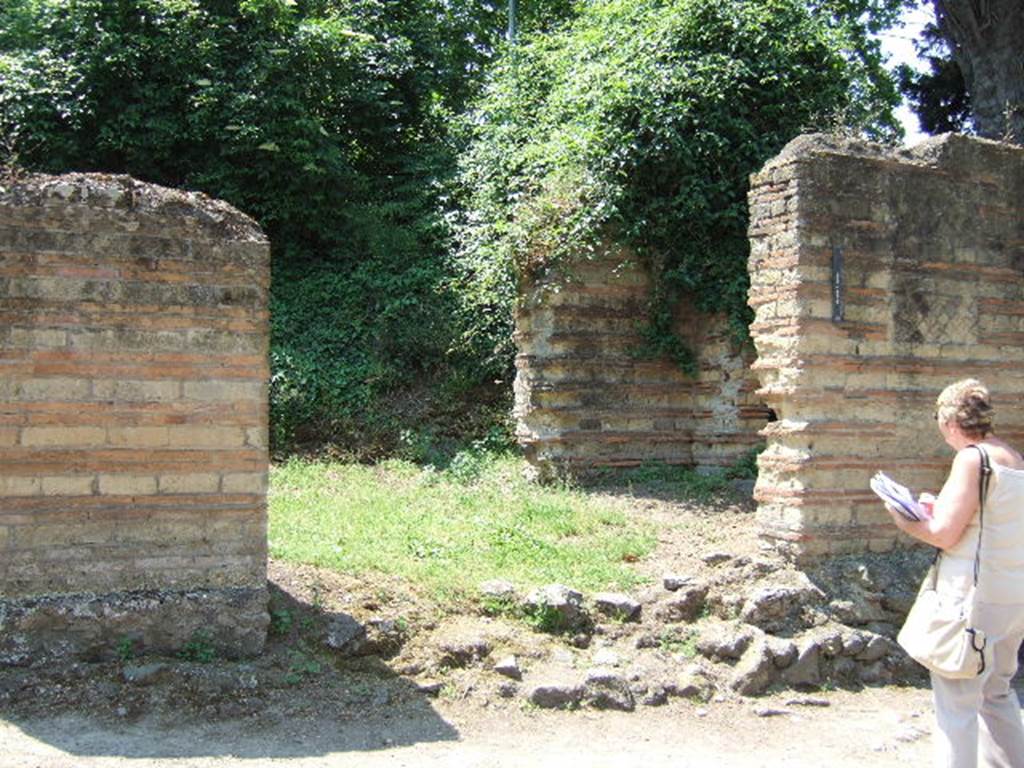 HGW15 Pompeii. May 2006. Looking through portico, on the left would have been the doorway to the shop. On the right would have been a doorway leading eventually into the peristyle area of the villa, called of Cicero.
