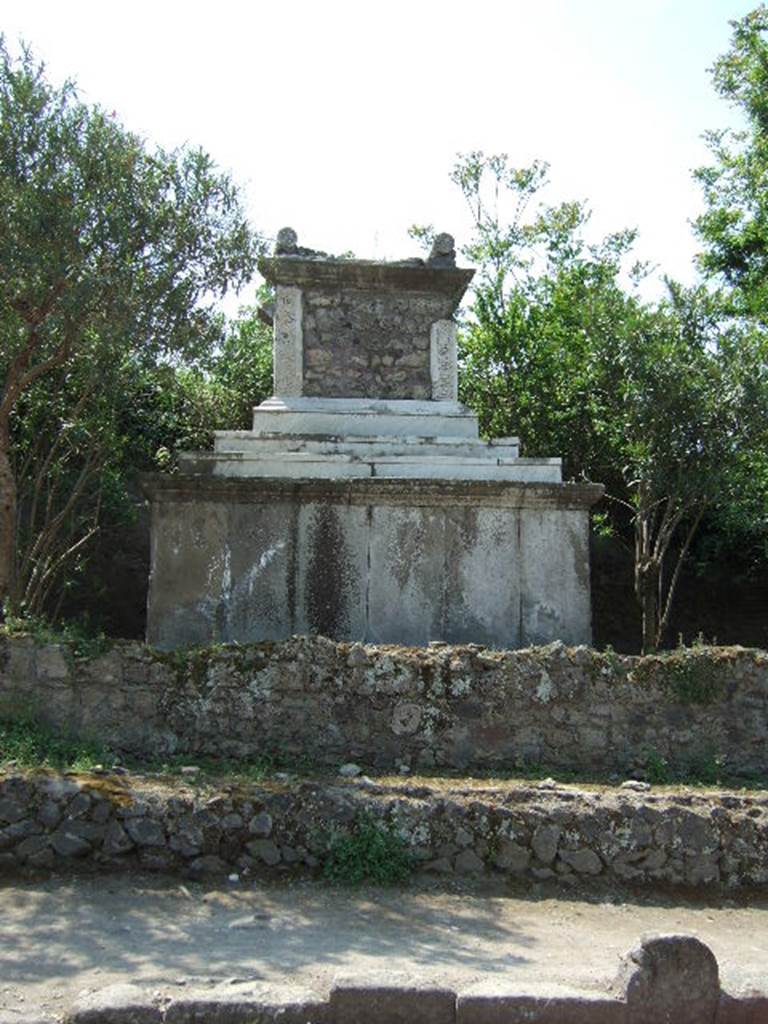 HGW16 Pompeii. May 2006. Looking west to east side of tomb. According to Kockel, this might have been the tomb of Umbricius Scaurus. It has also been erroneously referred to as the Tomb of Servilia. See Kockel V., 1983. Die Grabbauten vor dem Herkulaner Tor in Pompeji. Mainz: von Zabern. (p.70-1).
