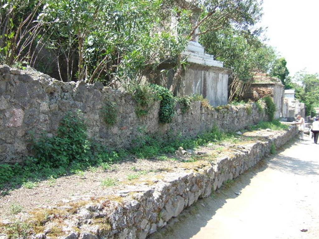 HGW16 Pompeii. May 2006. Looking north along front of tomb on Via dei Sepolcri.