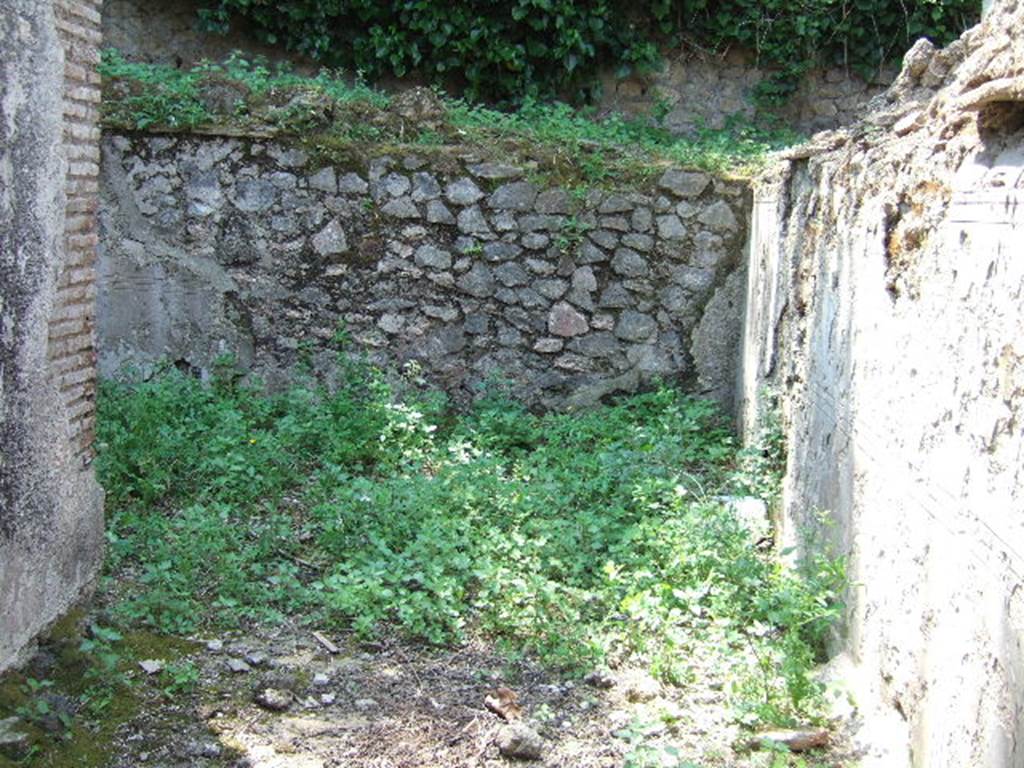 HGW17 Pompeii. May 2006. Looking west in tomb enclosure.