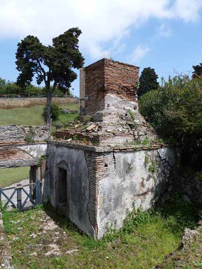 HGW17 Pompeii. May 2010. Rear of tomb enclosure, looking east.