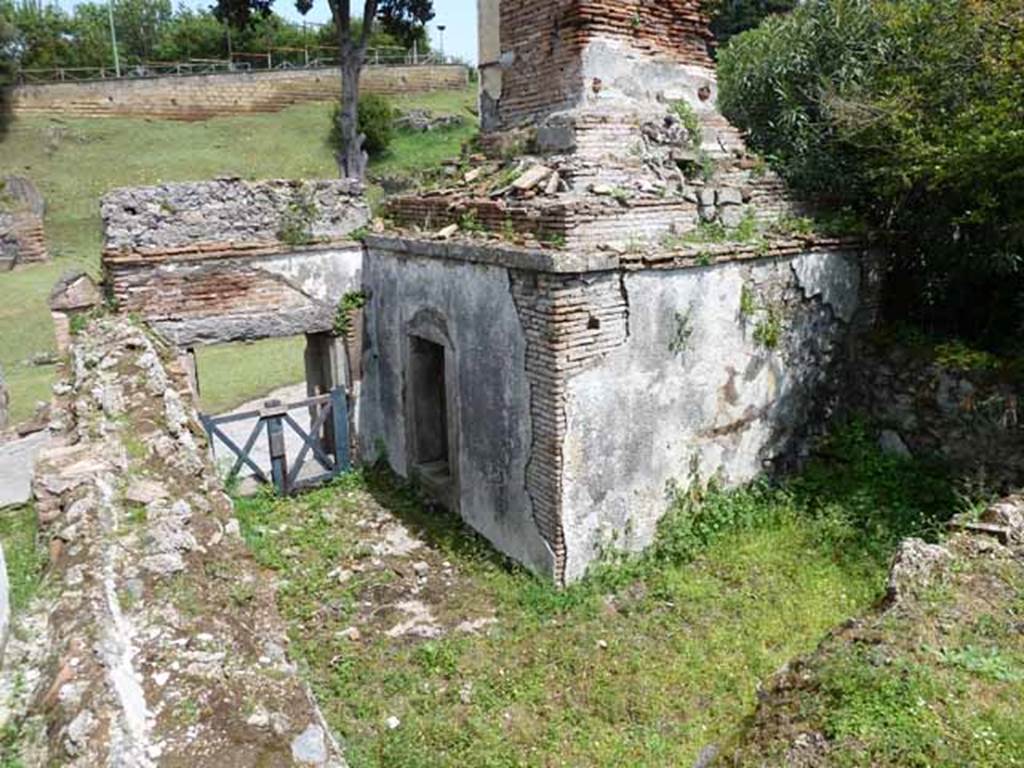 HGW17 Pompeii.  May 2010.  North and west side of tomb.