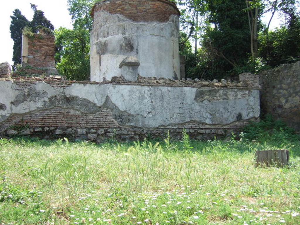 HGW19 Pompeii. May 2006. Looking south across tomb enclosure to HGW18.