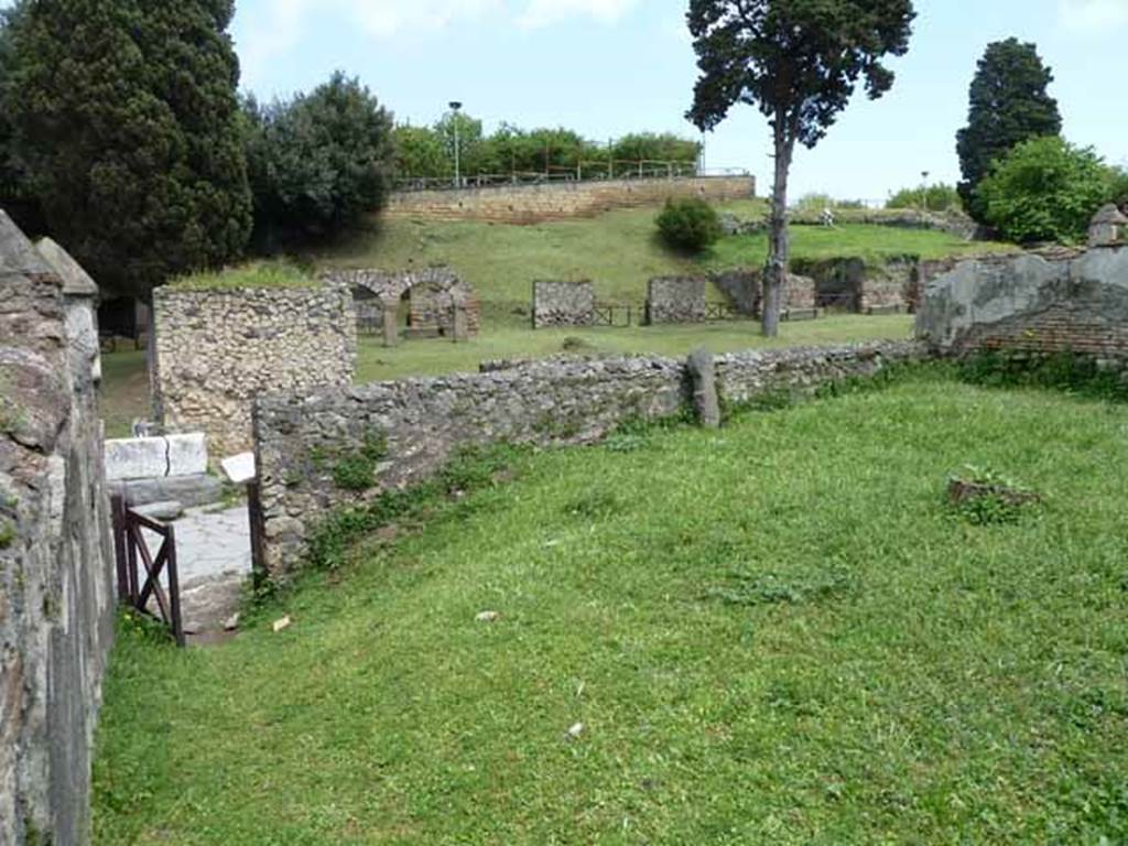 HGW19 Pompeii. May 2010. Looking east towards Via dei Sepolcri.