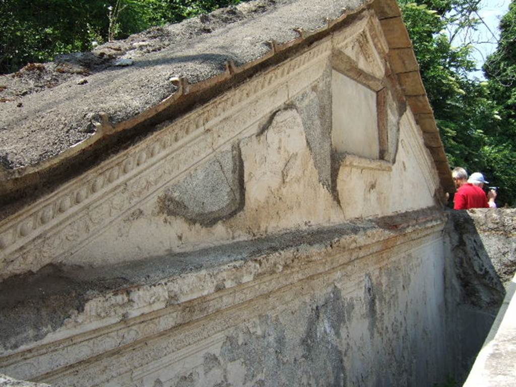 HGW20 Pompeii. May 2006. Looking west along inside south wall of tomb.