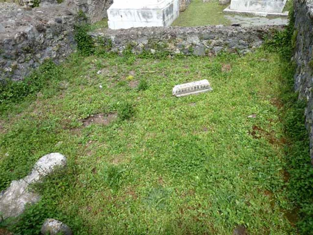 HGW21 Pompeii. May 2010. Looking east towards Via dei Sepolcri and tombs on the east side.
The large cippus has fallen.

