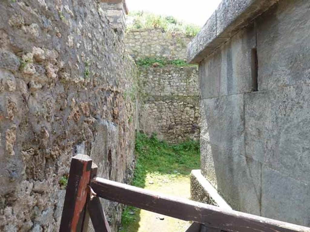 HGW22 Pompeii. May 2010. South side, looking west from front of tomb.