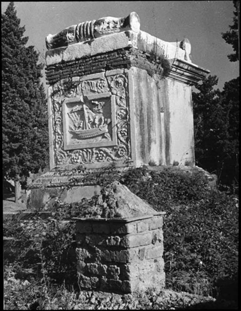 HGW22 Pompeii. Photo by Nash, Fototeca Unione Roma.  Looking towards ship on north side of tomb and west (rear) side.  Used with the permission of the Institute of Archaeology, University of Oxford. File name instarchbx202im076. Source ID. 44537.
