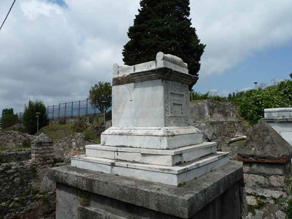 HGW22 Pompeii. May 2010. Upper west and south sides, looking north-east.