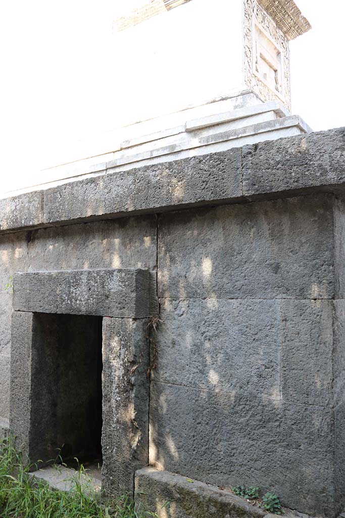 HGW22 Pompeii. September 2019. Entrance doorway to tomb chamber on west side. 
Photo courtesy of Aude Durand.
