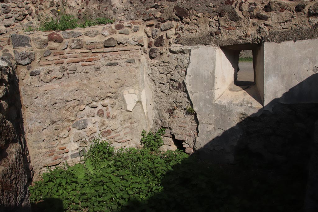 HGW25 Pompeii. Part of Villa of Diomedes. October 2023. Looking north-east in room 7,5 with window in east wall. Photo courtesy of Klaus Heese.