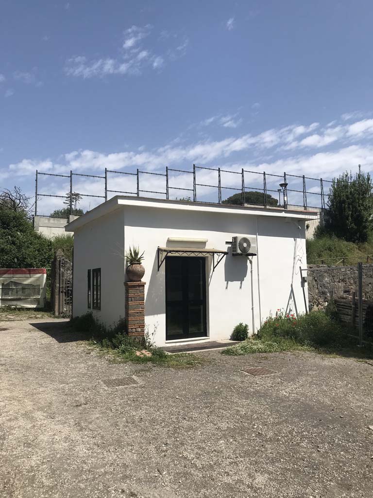 Via dei Sepolcri, Pompeii (north end). April 2019. 
Looking  towards one of the original entrances to Pompeii on the north side of Villa of Diomedes.
Photo courtesy of Rick Bauer.
