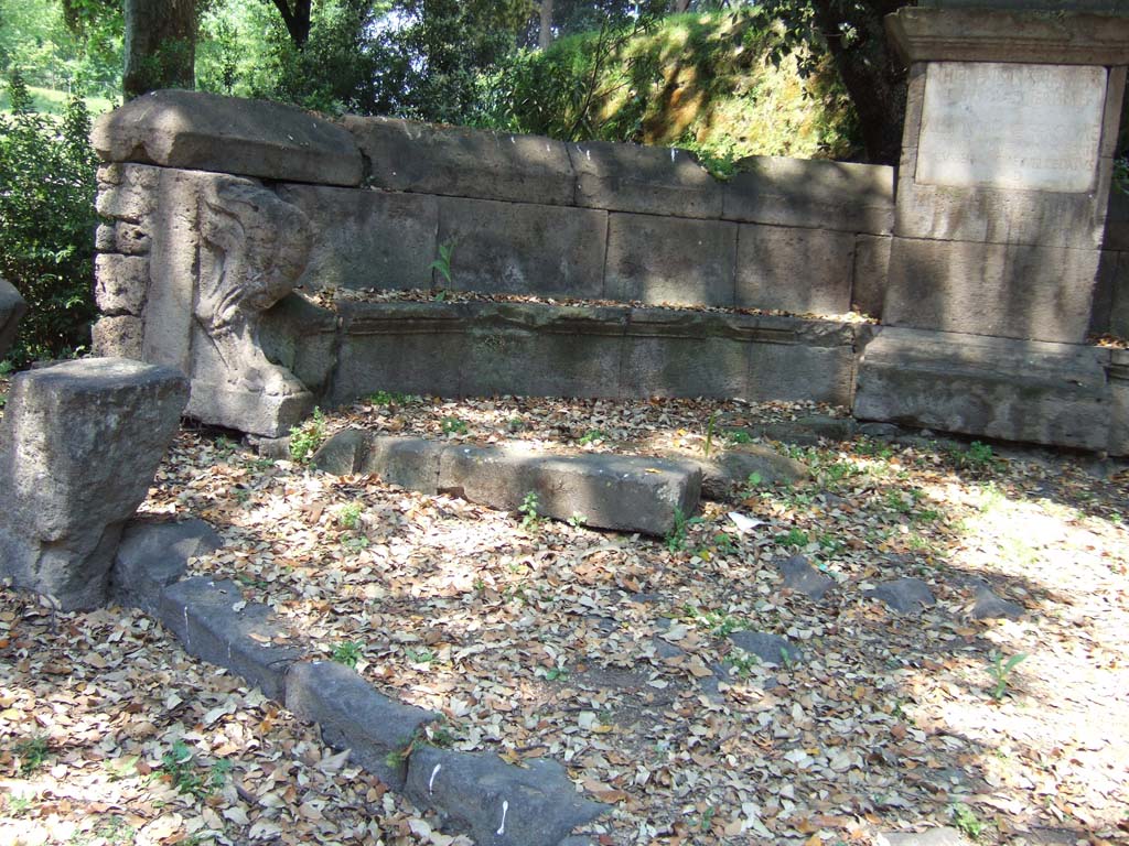 NGG Pompeii. May 2006. North end of tomb of Aesquillia Polla.