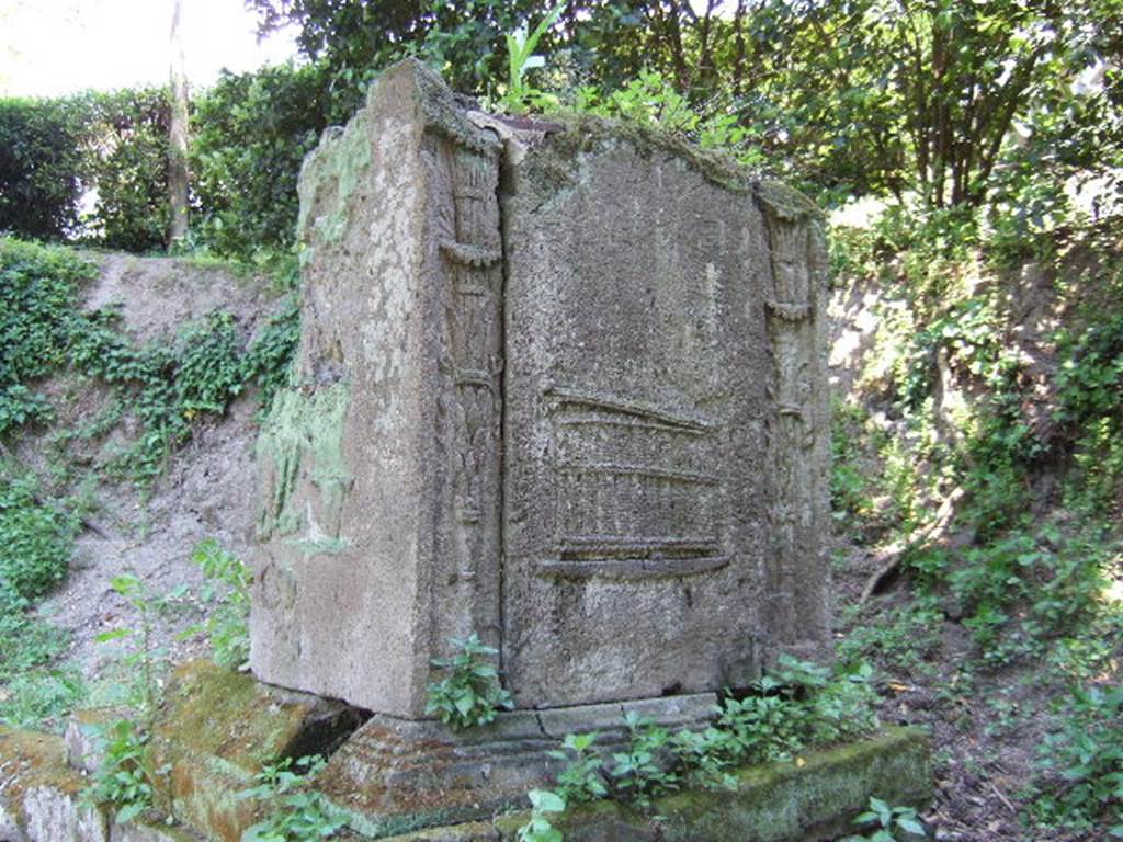 NGH Pompeii. May 2006. South side of altar on Schola tomb.