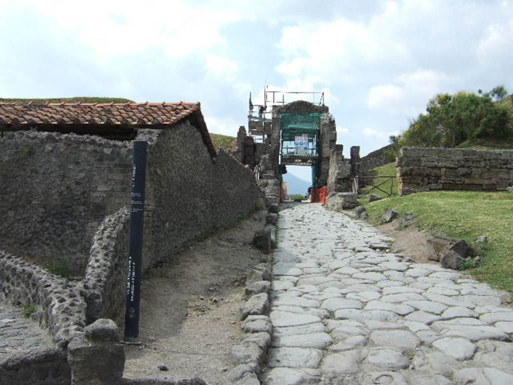 Pompeii Porta Nocera. May 2006. Looking north from the cippus on Via delle Tombe.