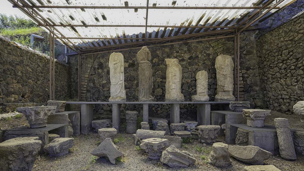 Pompeii Porta Nocera. August 2021. Display area for items found in and near the tombs. 
This is located on the south side of the Via delle Tombe between tombs OS and ES. Photo courtesy of Robert Hanson.
