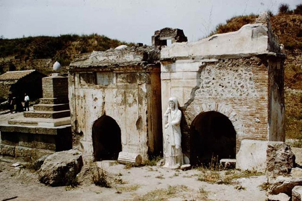 Pompeii Porta Nocera. Via delle Tombe, looking north to 2EN, 4EN, and 6EN. 1959. Photo by Stanley A. Jashemski.
Source: The Wilhelmina and Stanley A. Jashemski archive in the University of Maryland Library, Special Collections (See collection page) and made available under the Creative Commons Attribution-Non Commercial License v.4. See Licence and use details.
J59f0467
