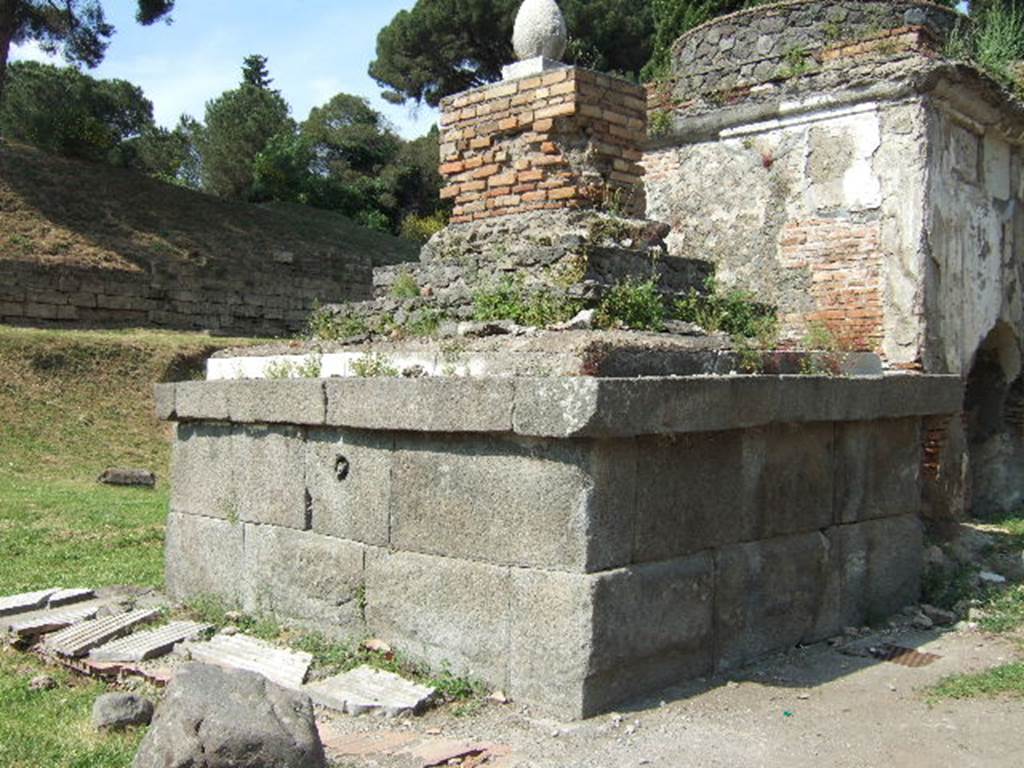 Pompeii Porta Nocera Tomb 2EN. The ceiling inside this tomb had a painted medallion with the head of the Gorgon. On the inside rear wall was the painting of a hunt scene with a youth with a spear attacking a boar. The inner walls had a number of niches. See DAmbrosio, A. and De Caro, S., 1983. Un Impegno per Pompei: Fotopiano e documentazione della Necropoli di Porta Nocera. Milano: Touring Club Italiano. (2EN).