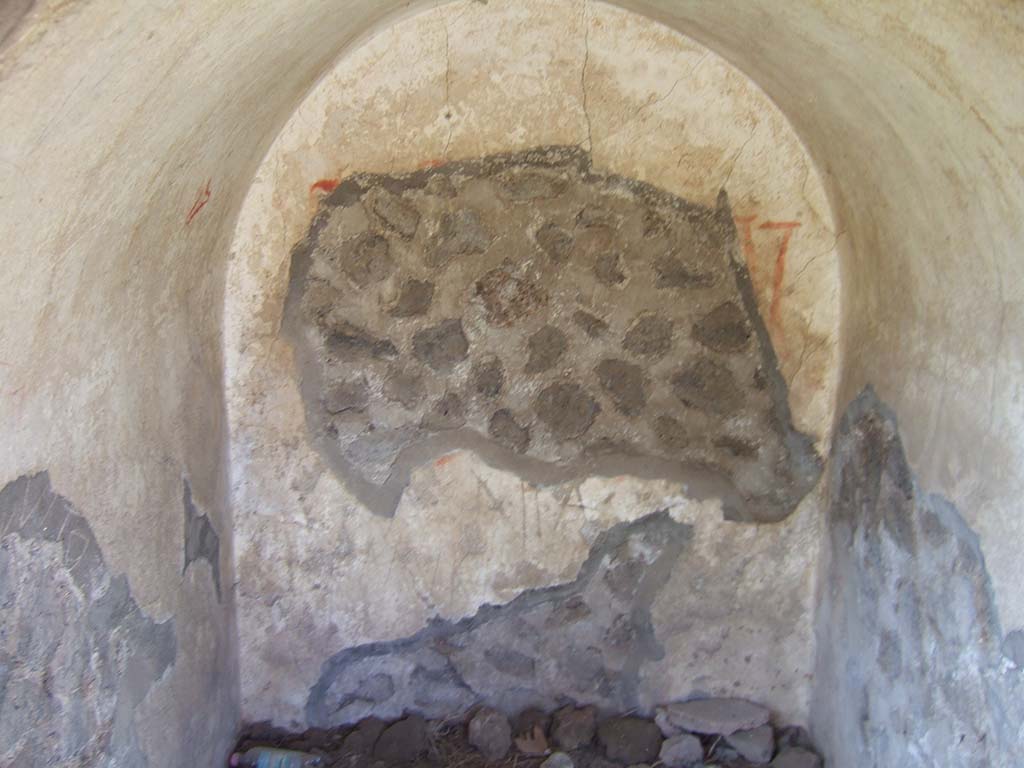 Pompeii Porta Nocera. May 2006. 
Tomb 6EN, large niche at front. Looking north. Electoral inscriptions were found on the east wall of the niche arch.
