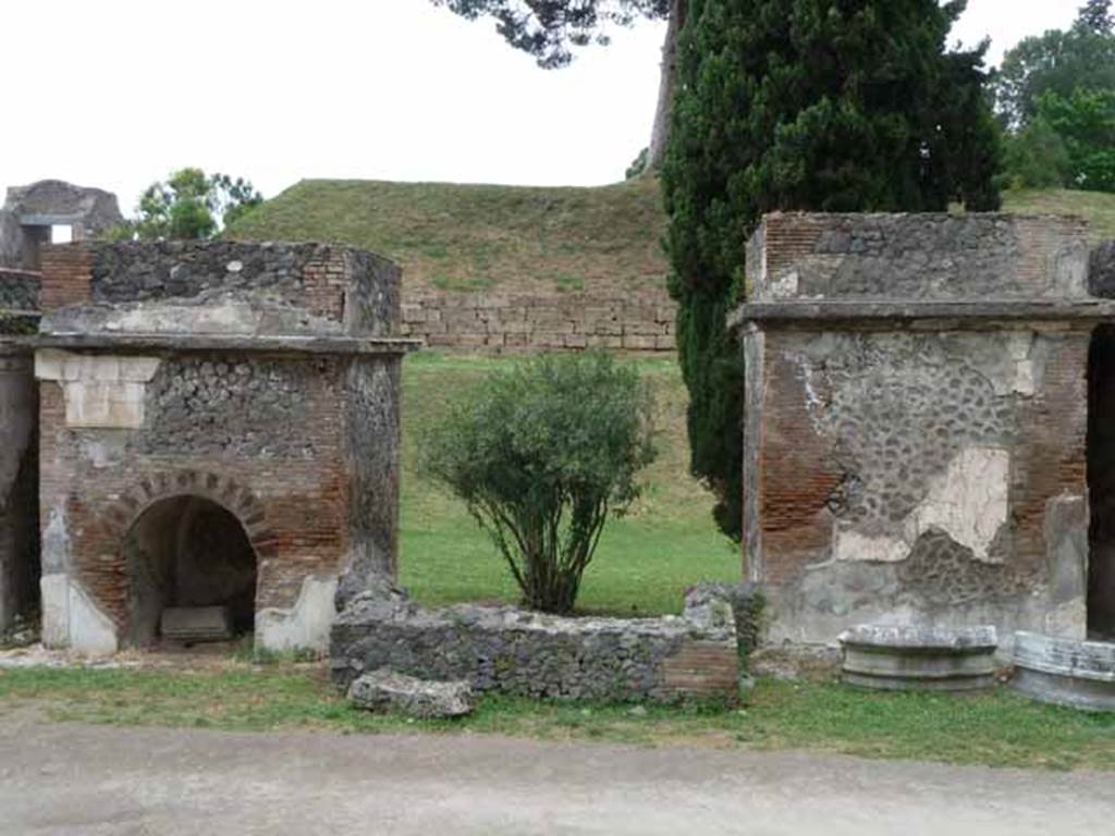 Pompeii Porta Nocera. May 2010. Via delle Tombe, looking north to 6EN, 8EN and 10EN. 