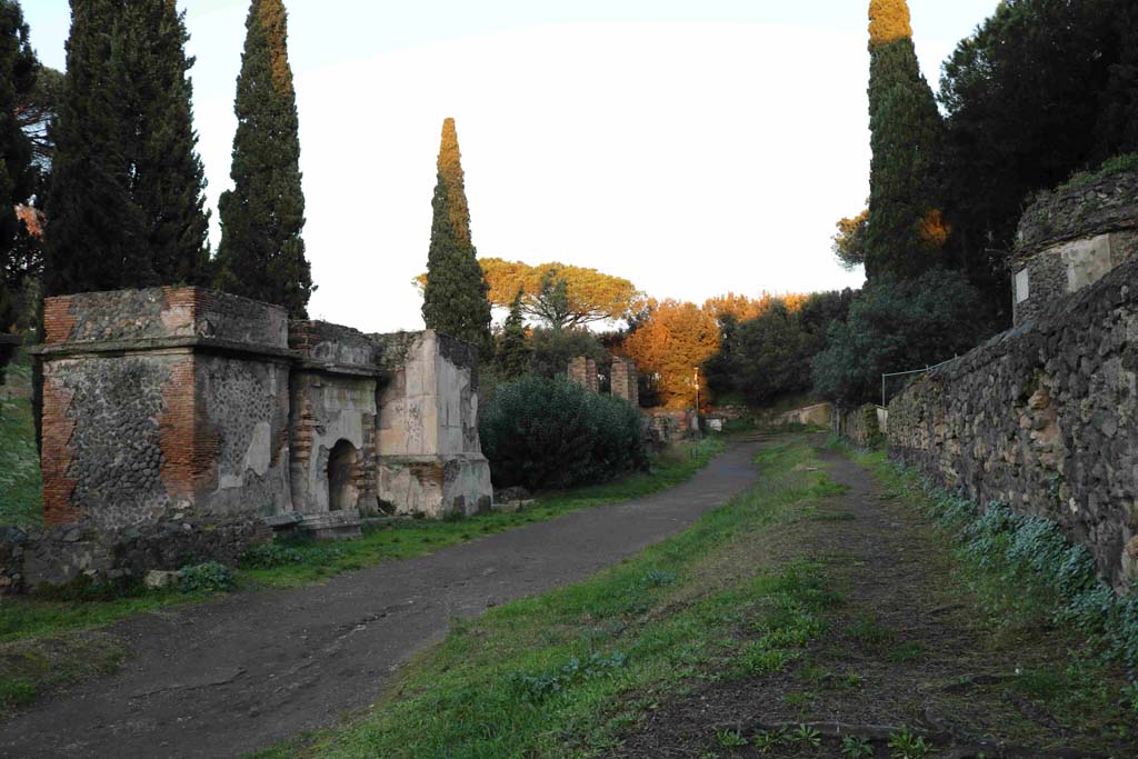 Pompeii Porta Nocera. December 2018. 
Looking north-east along Via delle Tombe with 10EN, 12EN and 14EN, on left. Photo courtesy of Aude Durand.
