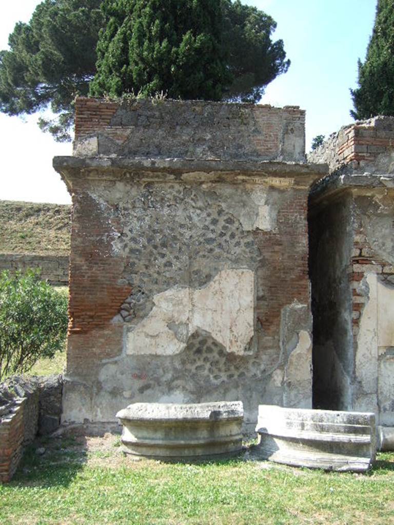 Pompeii Porta Nocera Tomb 10EN. May 2006. According to the Giornale di Scavo of July 1954 a female statue was found between this tomb and 12EN. The statue was in the style of Pudicitia, was in tufa and was conserved to the waist. SAP inventory number 14497. See DAmbrosio, A. and De Caro, S., 1983. Un Impegno per Pompei: Fotopiano e documentazione della Necropoli di Porta Nocera. Milano: Touring Club Italiano. (10EN).