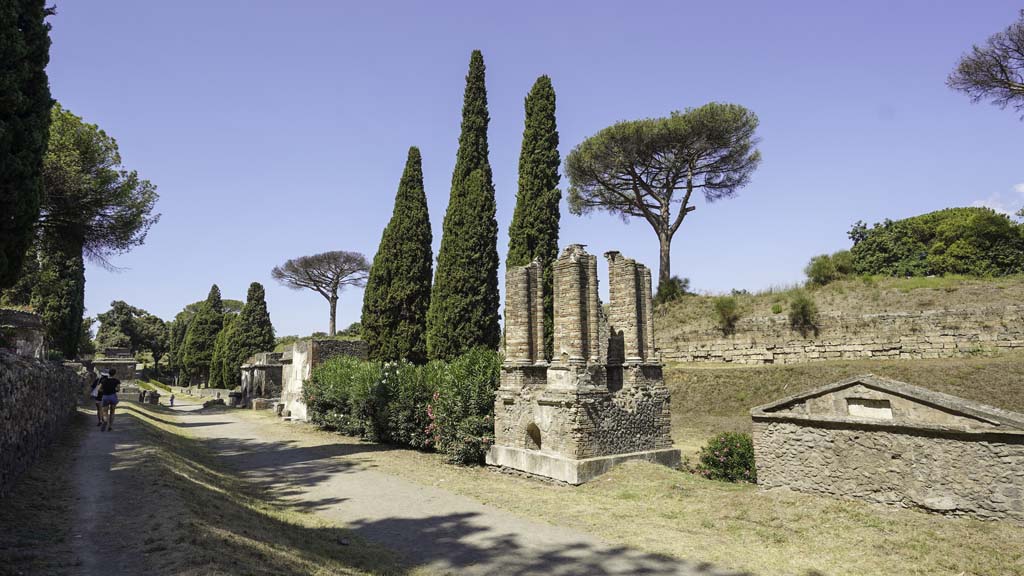 Pompeii Porta Nocera. August 2021. 
Looking west along north side of Via delle Tombe, from near Tomb 22EN ,on right. Photo courtesy of Robert Hanson.
