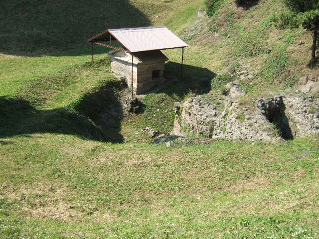 Pompeii Porta Nocera. Tomb 34aEN, aedicula tomb on a podium. Looking north from Via delle Tombe. May 2006.