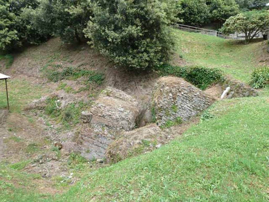 Pompeii Porta Nocera. May 2010. Tomb 34aEN. Looking south-east at remains of the ruined tomb.