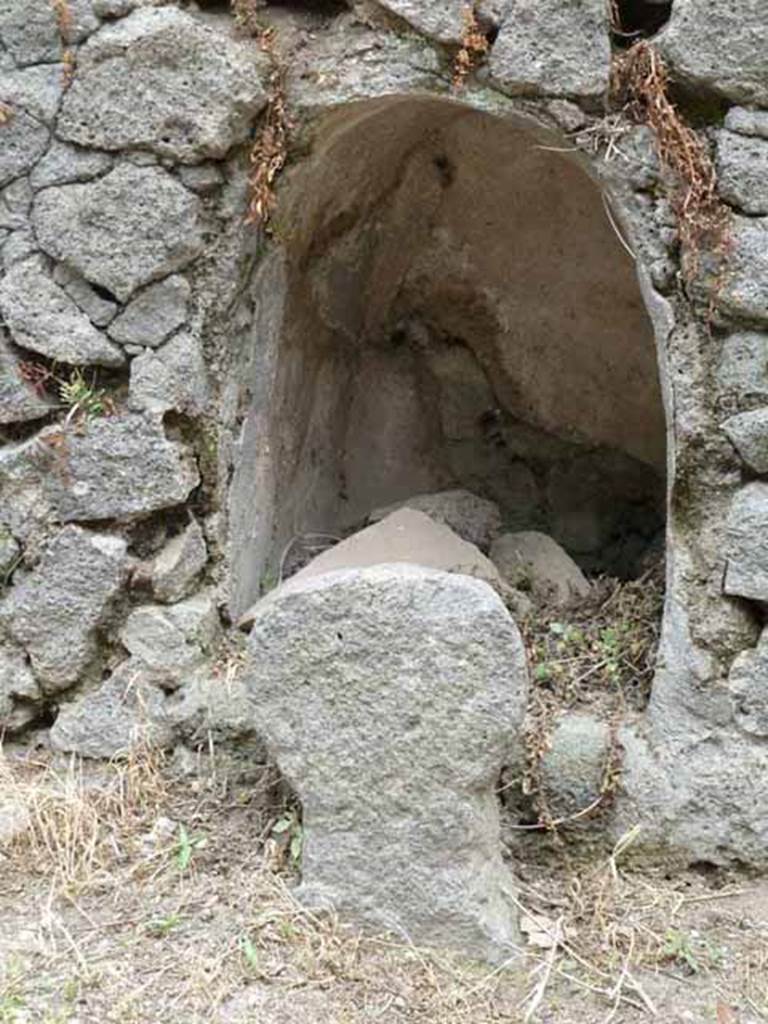 Pompeii Porta Nocera. May 2010.
Tomb 36EN, niche with remains of plaster and one columella. 
