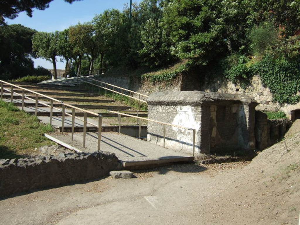 Pompeii Porta Nocera. May 2006. Tombs 40EN, 40aEN (under ramp) and 42EN. 
A large female columella in lava was found in 40aEN. 
It had no inscription but there was a slab to protect the cremation urn.
See DAmbrosio, A. and De Caro, S., 1983. Un Impegno per Pompei: Fotopiano e documentazione della Necropoli di Porta Nocera. Milano: Touring Club Italiano. (40aEN). 