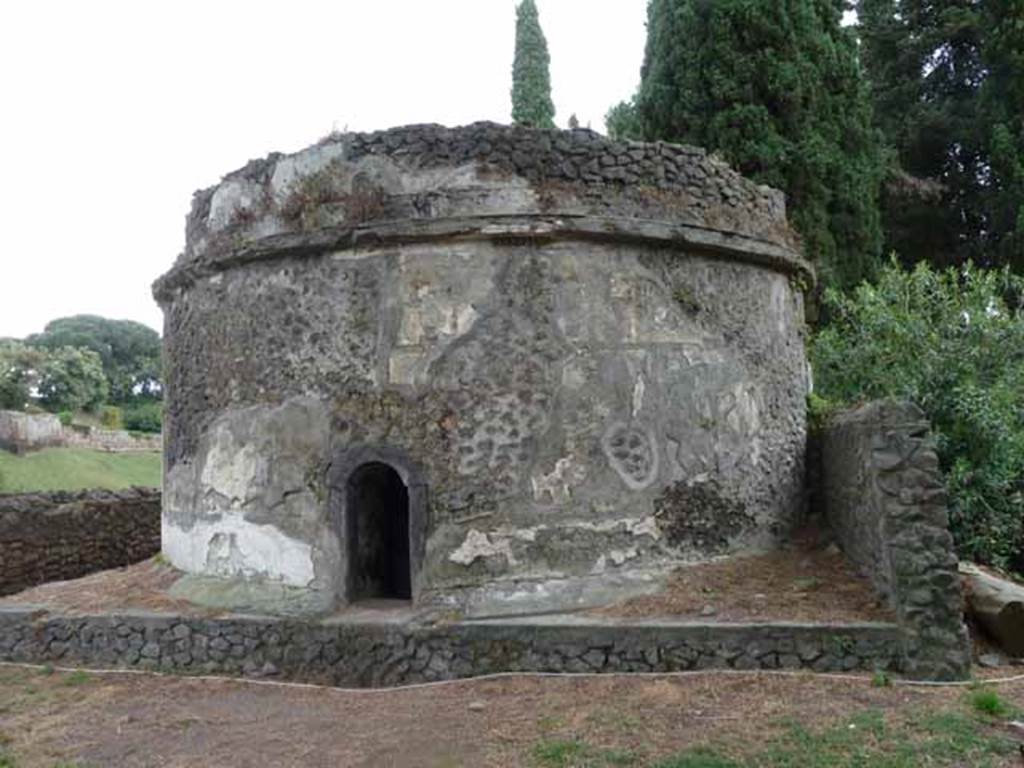 Pompeii Porta Nocera. Tomb 3ES. May 2010. Looking east from west side.