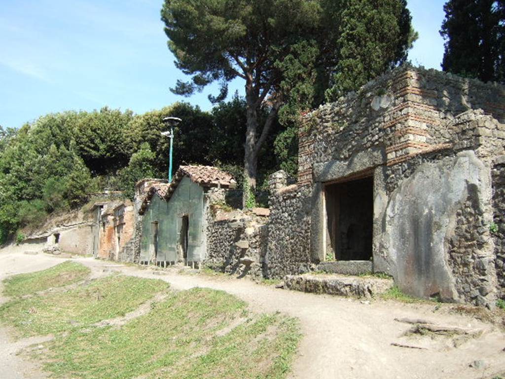 Pompeii Porta Nocera Tombs. South-east side of Via delle Tombe, looking east from 5ES. May 2006.