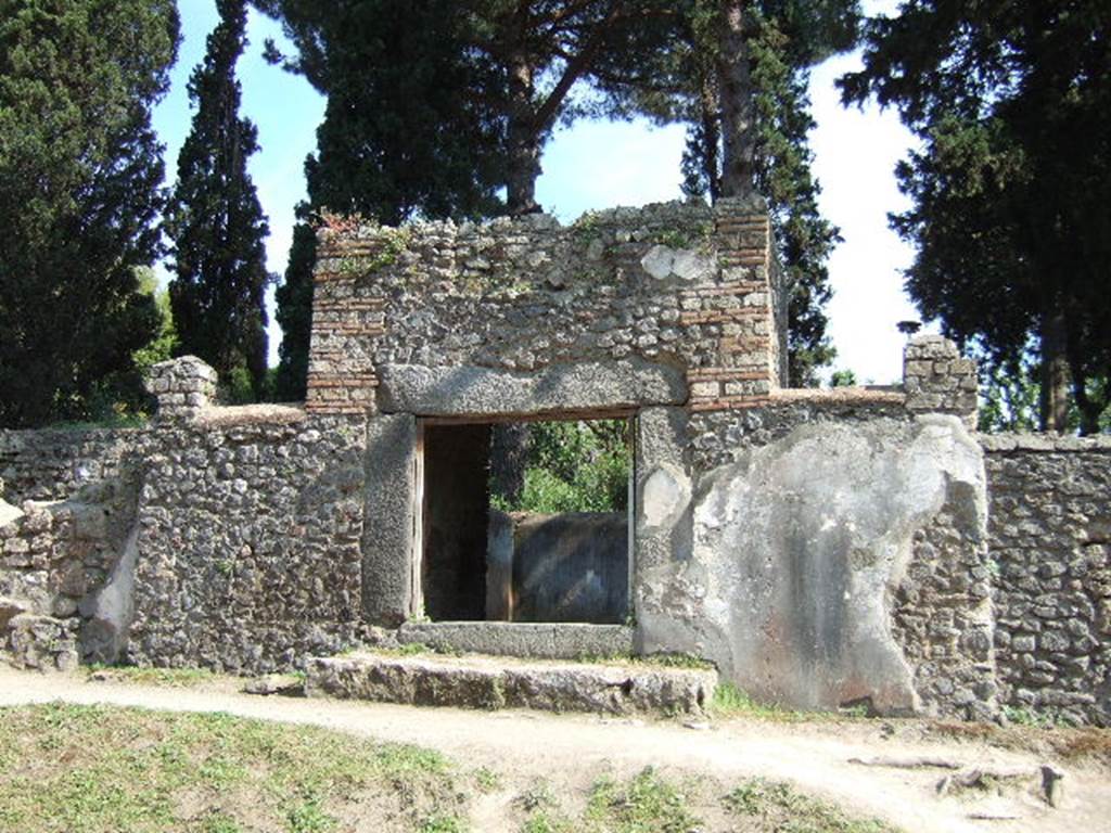 Pompeii Porta Nocera. Tomb 5ES. Looking south to entrance doorway with two steps. May 2006.