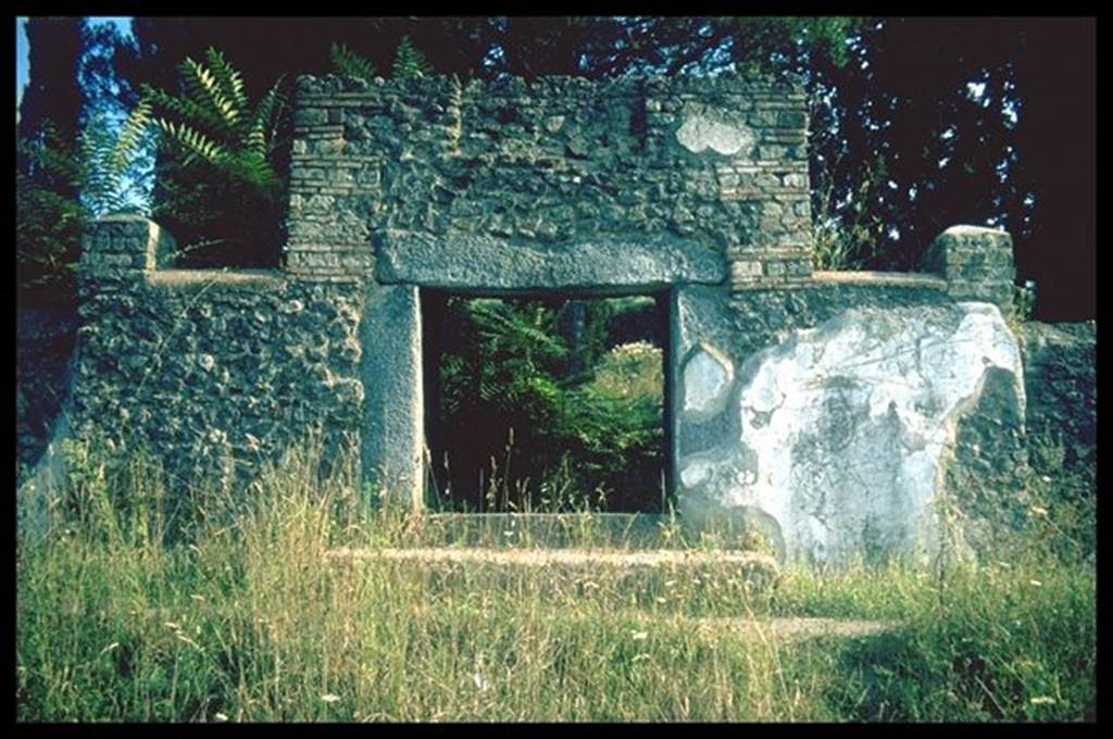 Pompeii Porta Nocera. Tomb 5ES. Looking south to the entrance.
Photographed 1970-79 by Gnther Einhorn, picture courtesy of his son Ralf Einhorn.
