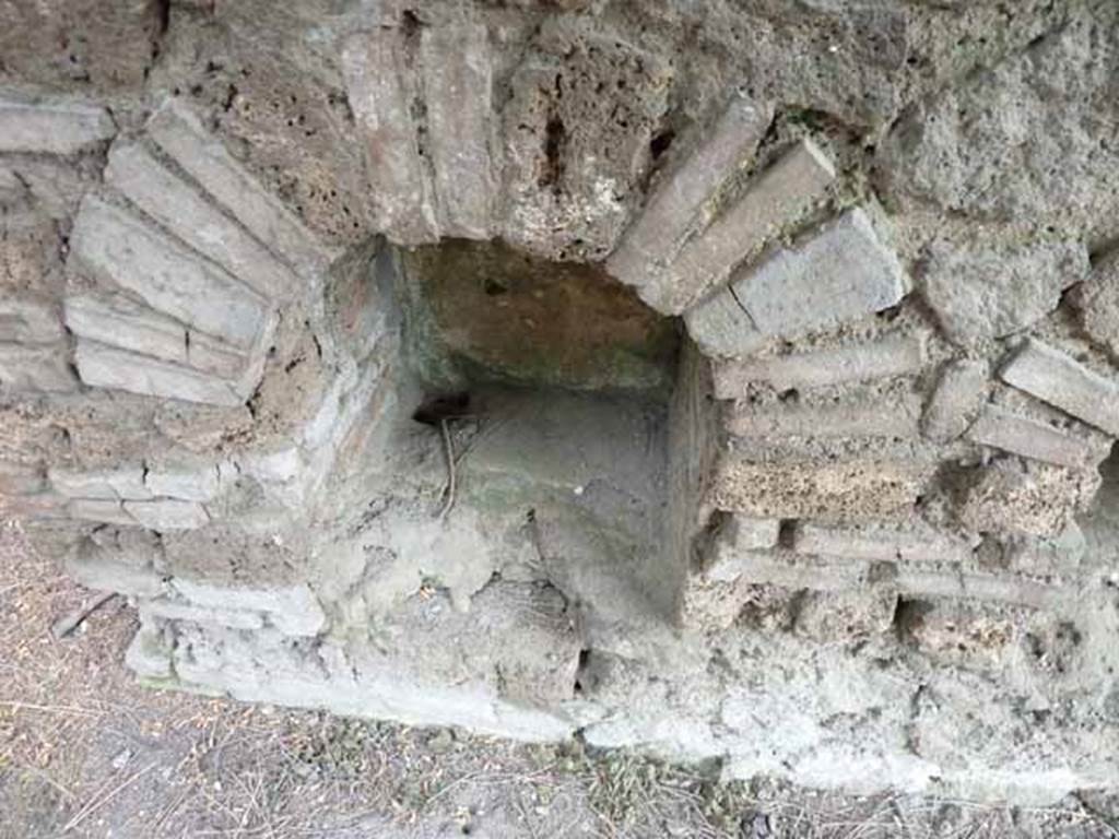 Pompeii Porta Nocera. Tomb 5ES. Niche on south-west side. May 2010.