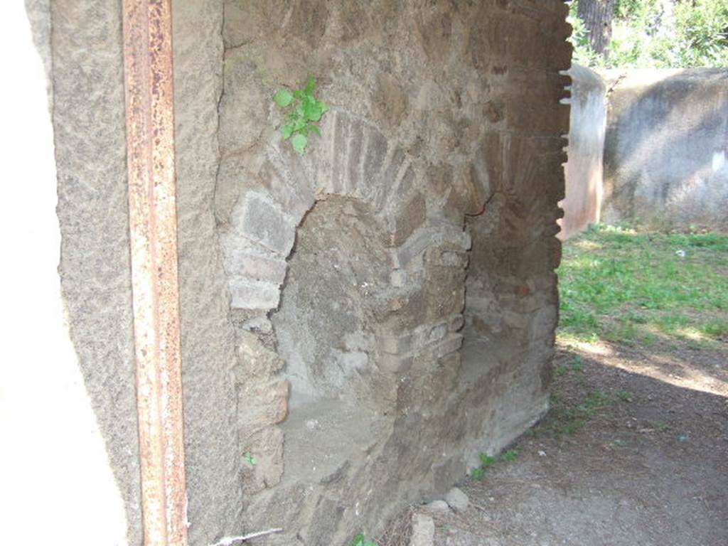 Pompeii Porta Nocera. Tomb 5ES. Niches on east of entrance passage. May 2006.