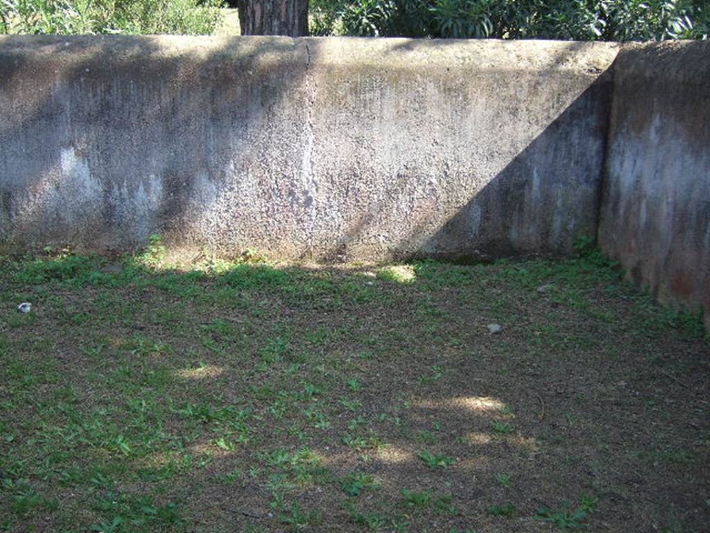 Pompeii Porta Nocera. Tomb 5ES. Rear enclosure. Looking south. May 2006.