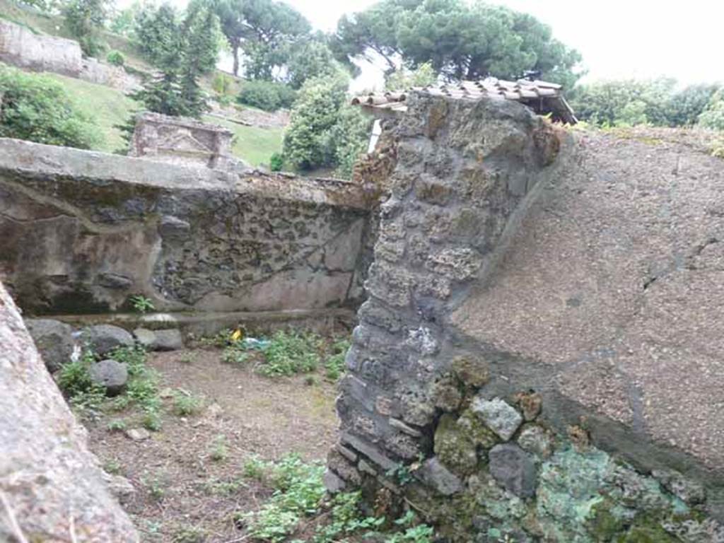 Pompeii Porta Nocera. Tomb 7ES, looking north-east from area of funerary banquet towards front wall, with stone steps built-in the wall for exit. May 2010.
